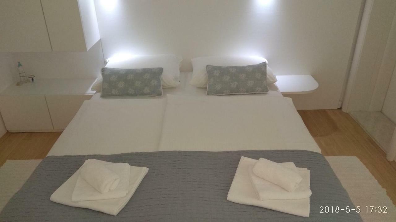 Apartments Niana With Heated Seawater Swimingpool Donji Okrug  エクステリア 写真