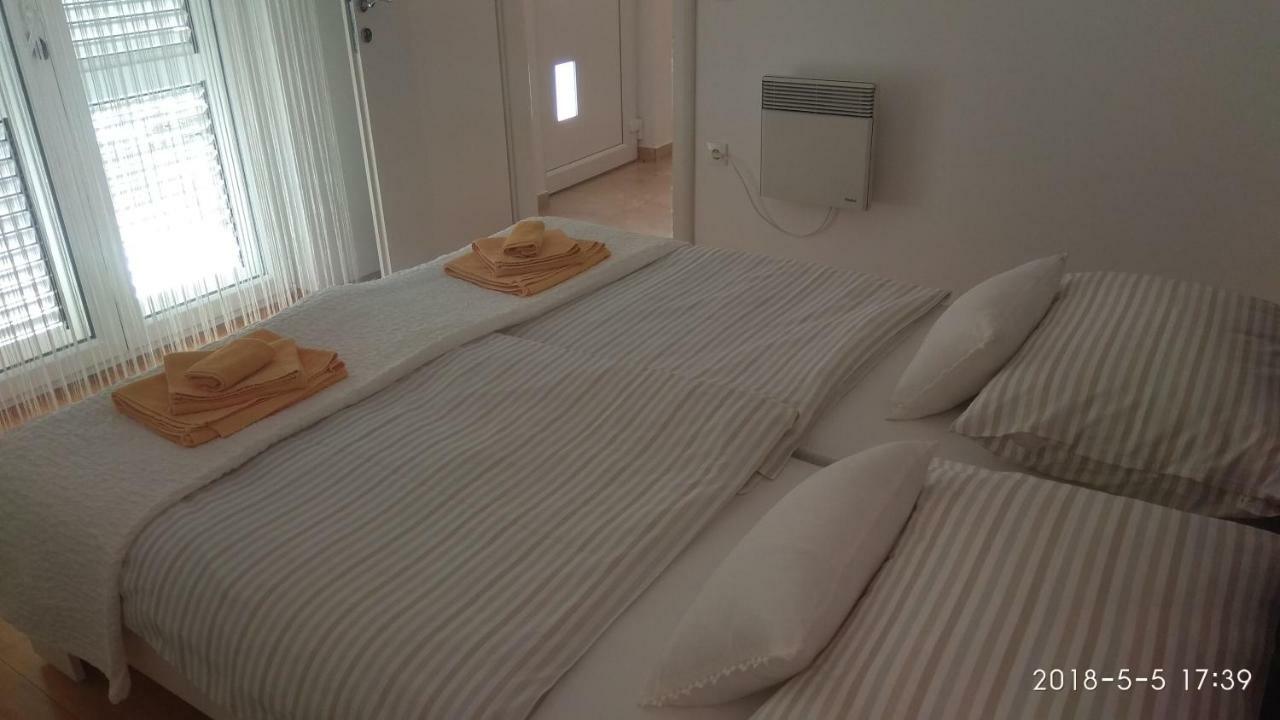 Apartments Niana With Heated Seawater Swimingpool Donji Okrug  エクステリア 写真