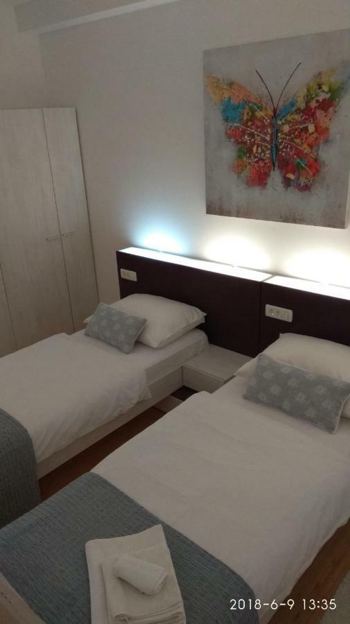 Apartments Niana With Heated Seawater Swimingpool Donji Okrug  エクステリア 写真