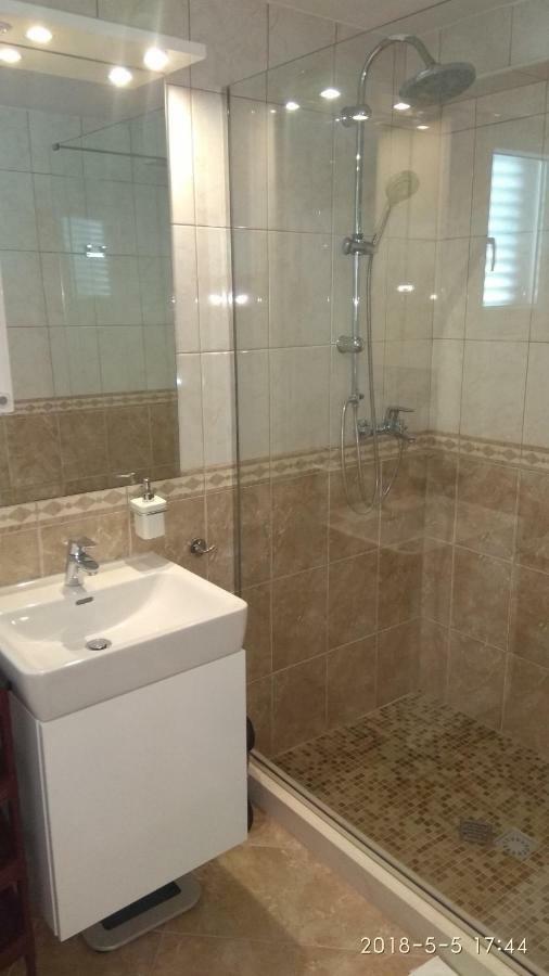 Apartments Niana With Heated Seawater Swimingpool Donji Okrug  エクステリア 写真