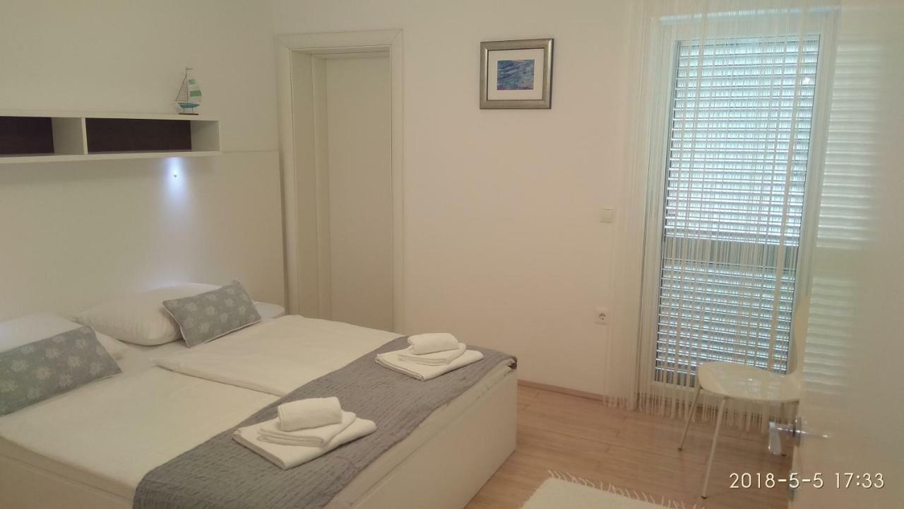 Apartments Niana With Heated Seawater Swimingpool Donji Okrug  エクステリア 写真