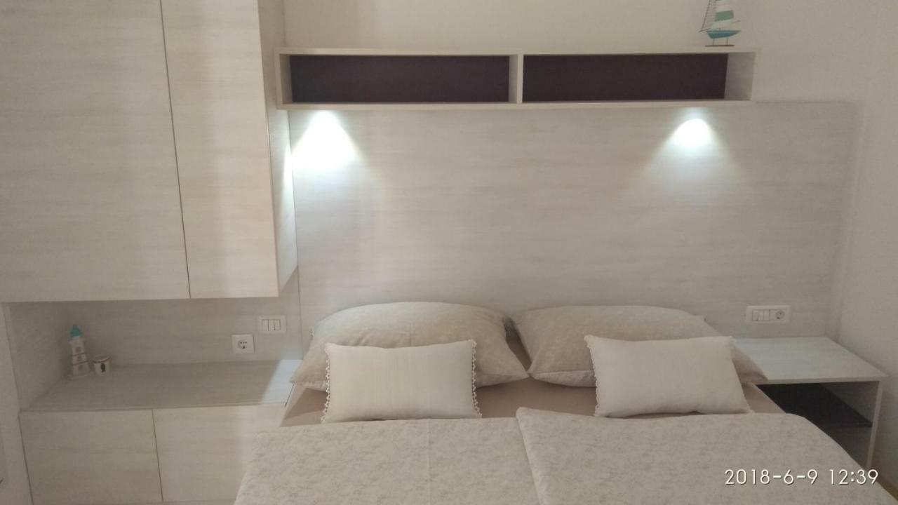 Apartments Niana With Heated Seawater Swimingpool Donji Okrug  エクステリア 写真