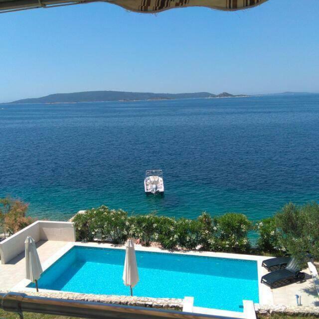 Apartments Niana With Heated Seawater Swimingpool Donji Okrug  エクステリア 写真