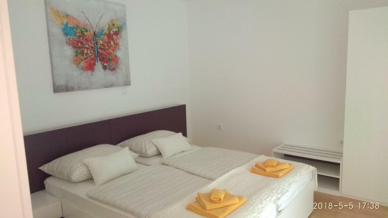 Apartments Niana With Heated Seawater Swimingpool Donji Okrug  エクステリア 写真