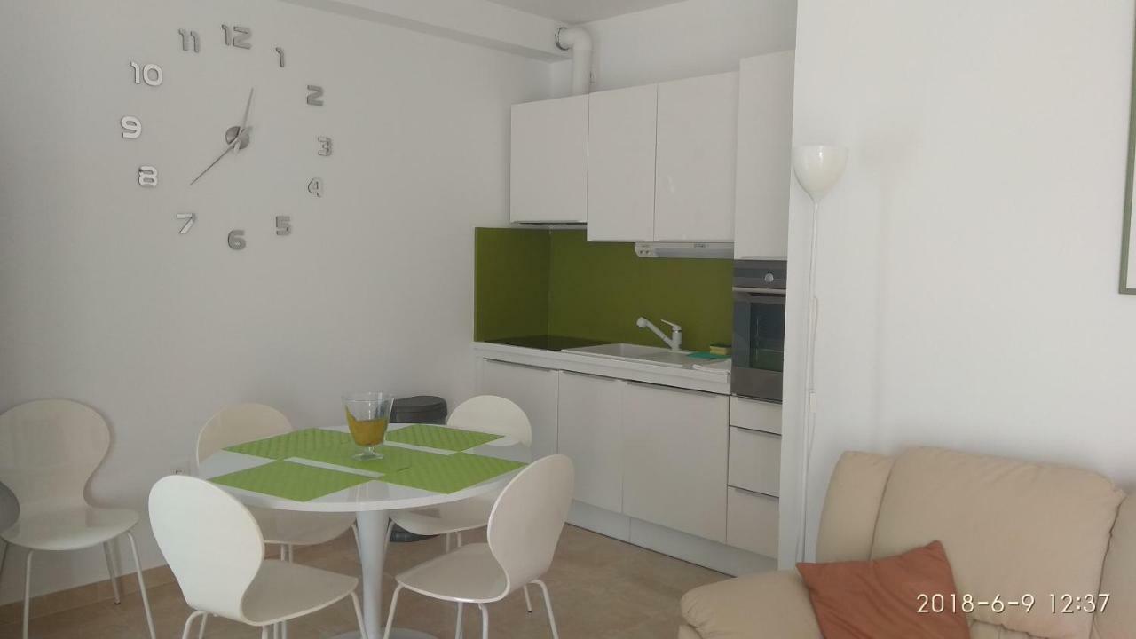 Apartments Niana With Heated Seawater Swimingpool Donji Okrug  エクステリア 写真