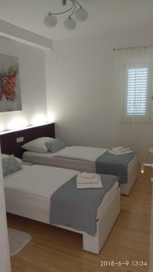 Apartments Niana With Heated Seawater Swimingpool Donji Okrug  エクステリア 写真